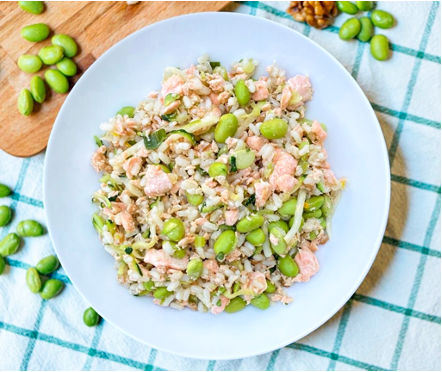 Ricette per la pausa pranzo: insalata di cereali con salmone, edamame e verdure